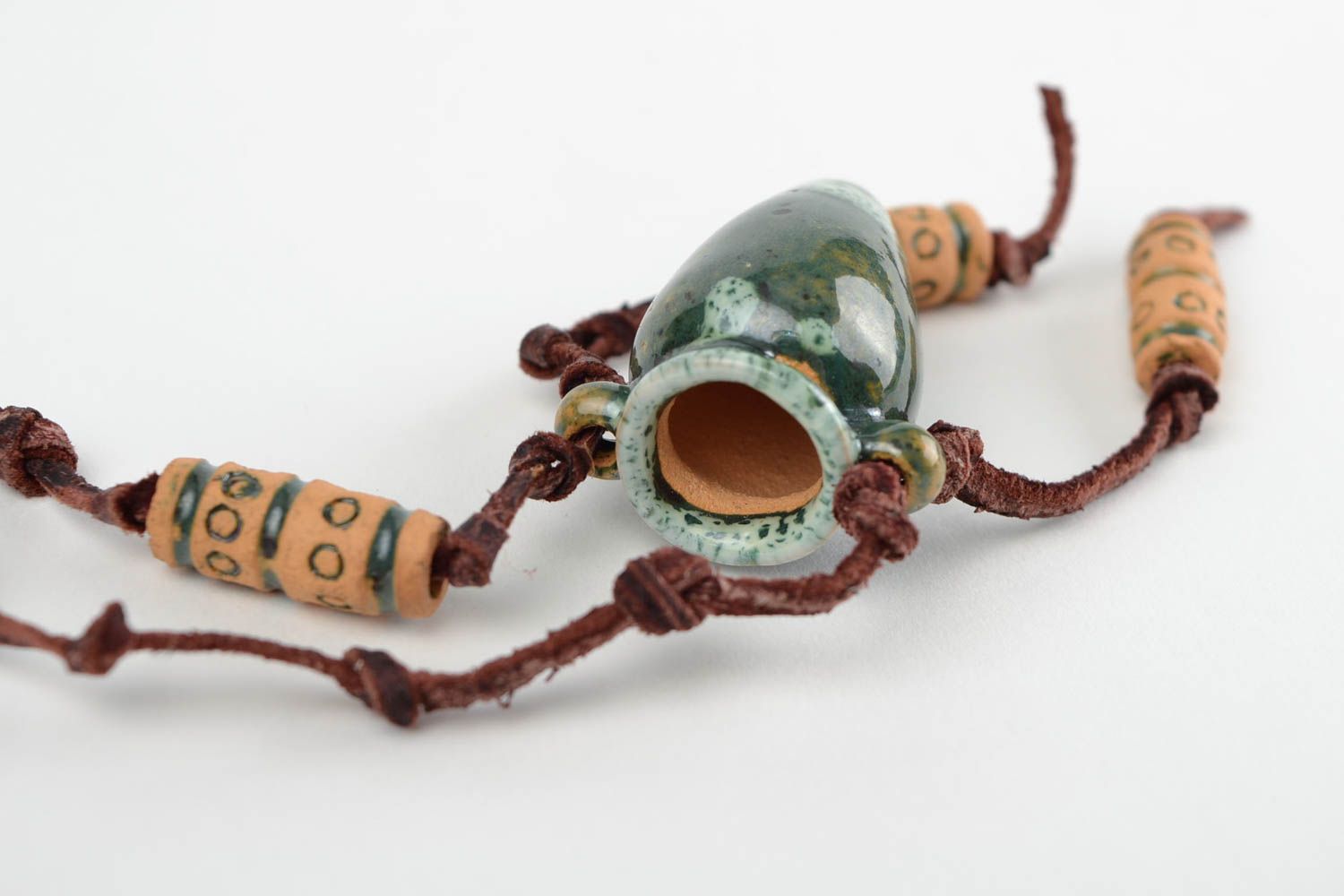 Pendentif en céramique Bijou fait main vert amphore miniature Accessoire femme photo 4