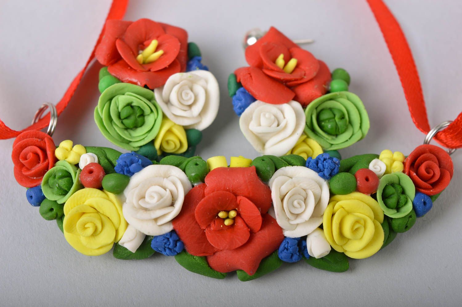 Boucles d'oreilles et pendentif fleurs en porcelaine froide faits main sur ruban photo 5