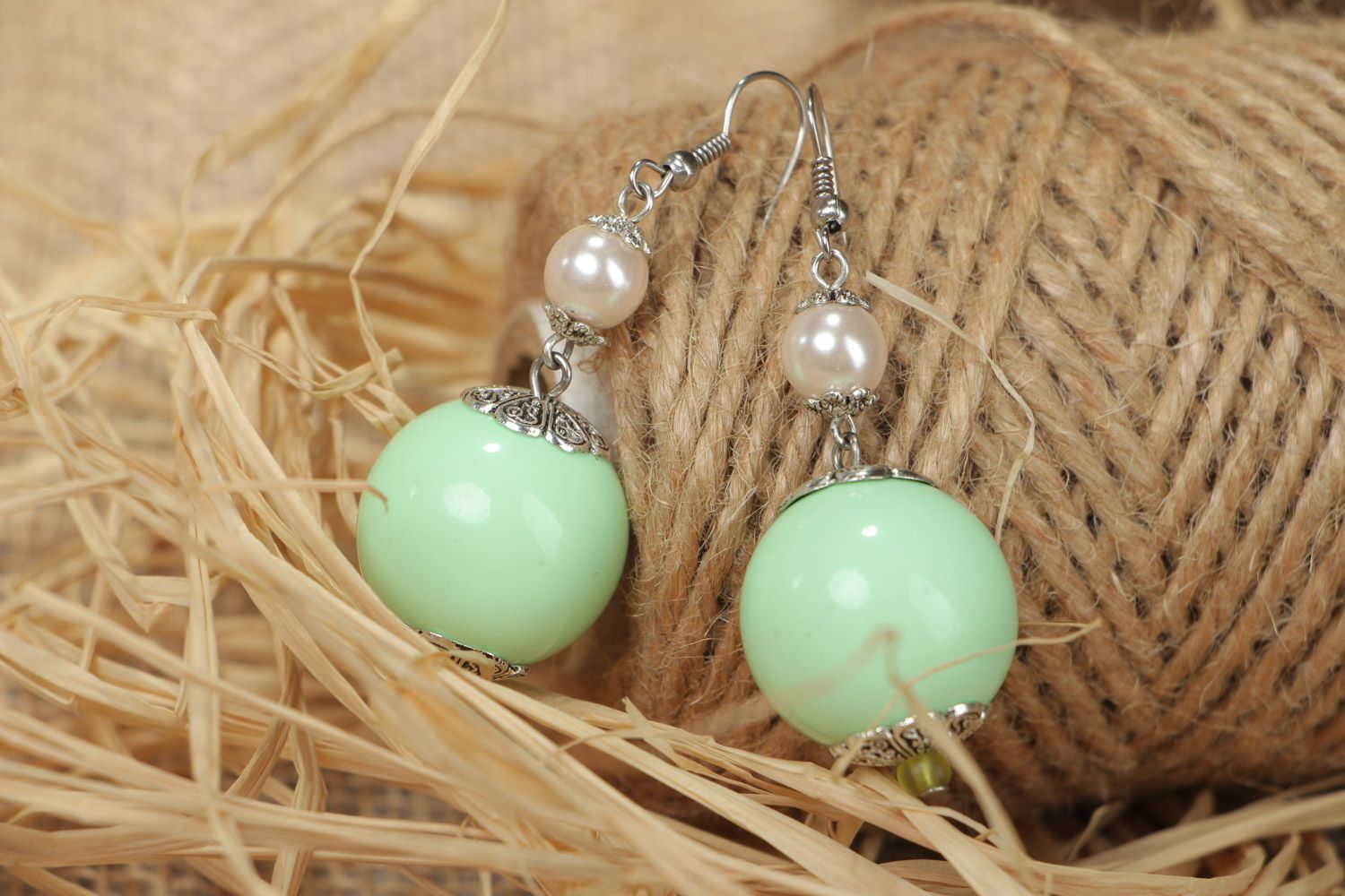 Handmade schöne minzgrüne Kugel Ohrringe aus Acrylperlen Geschenk für Mädchen foto 1