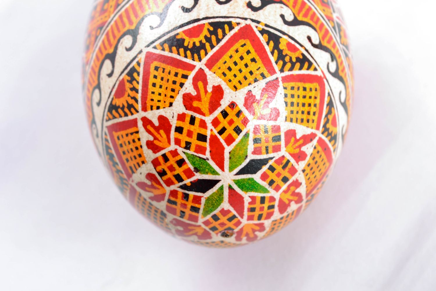 Huevo pintado con dibujo asimétrico foto 4