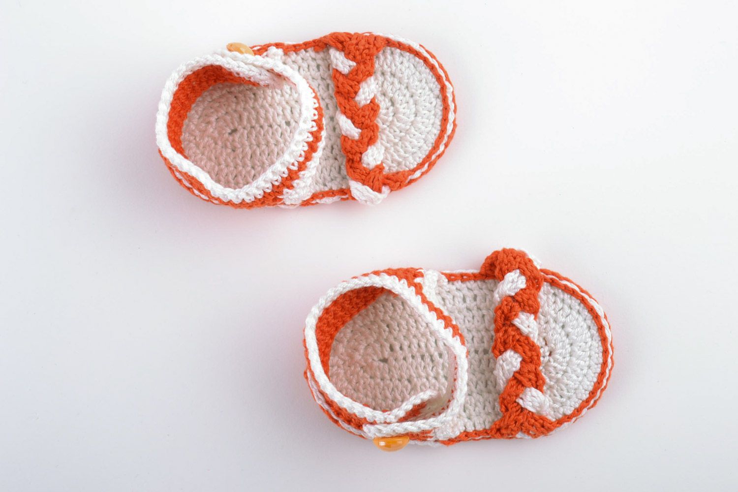 Вязаные пинетки сандалики для девочки белые с оранжевым маленькие ручная работа  фото 4