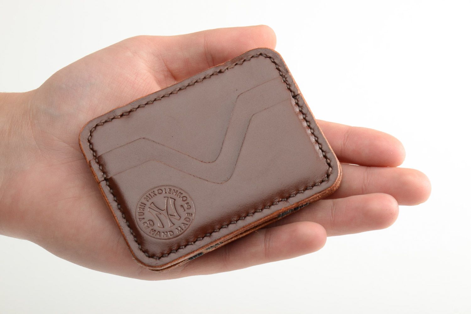 Exklusive kompakte braune Geldbörse aus Leder mit Prägung Geschenk für Mann foto 5