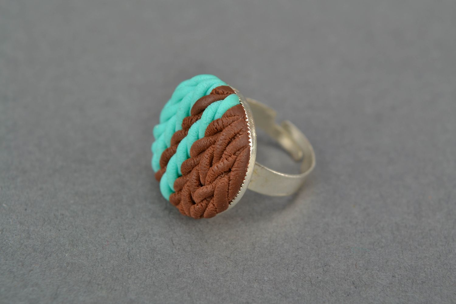 Handmade Ring aus Ton mit Imitation von Stickerei foto 3