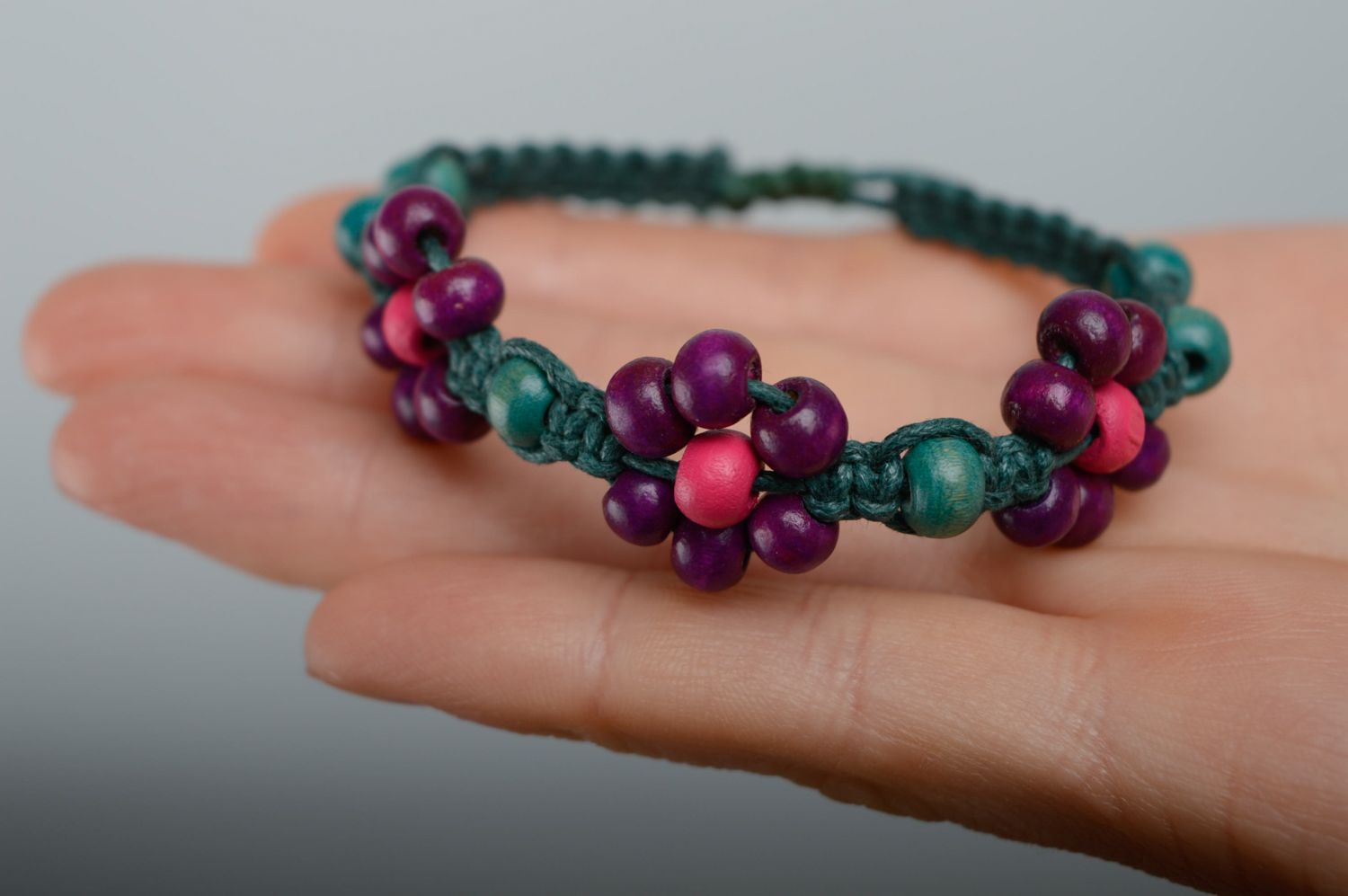 Bracelet en macramé lacet ciré et perles multicolores en bois fait main photo 3