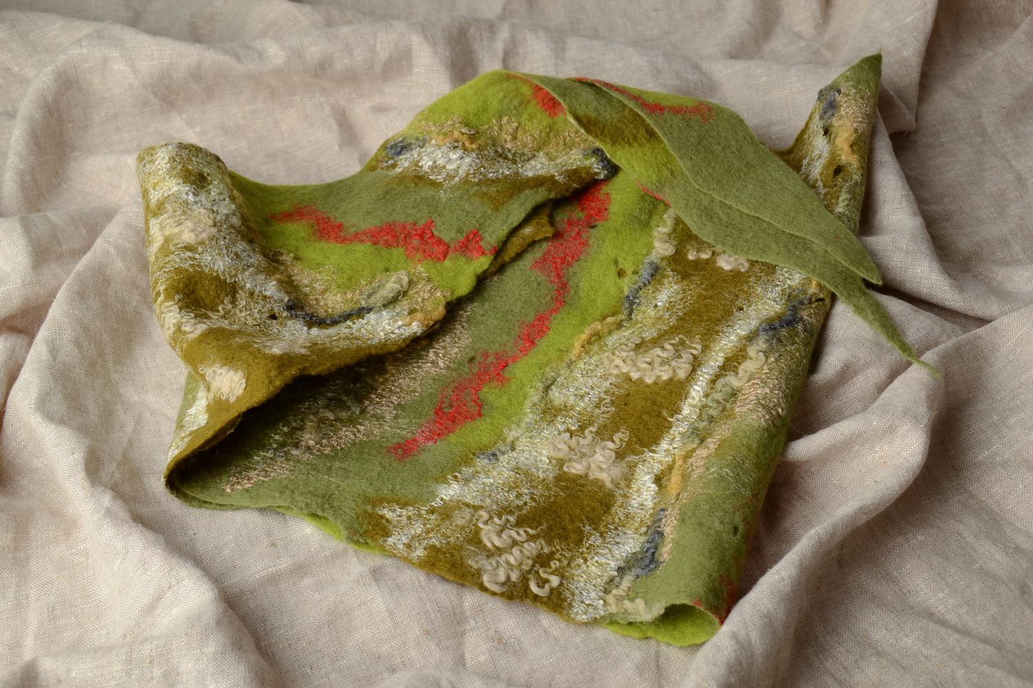 Felted wool scarf of green color photo 1
