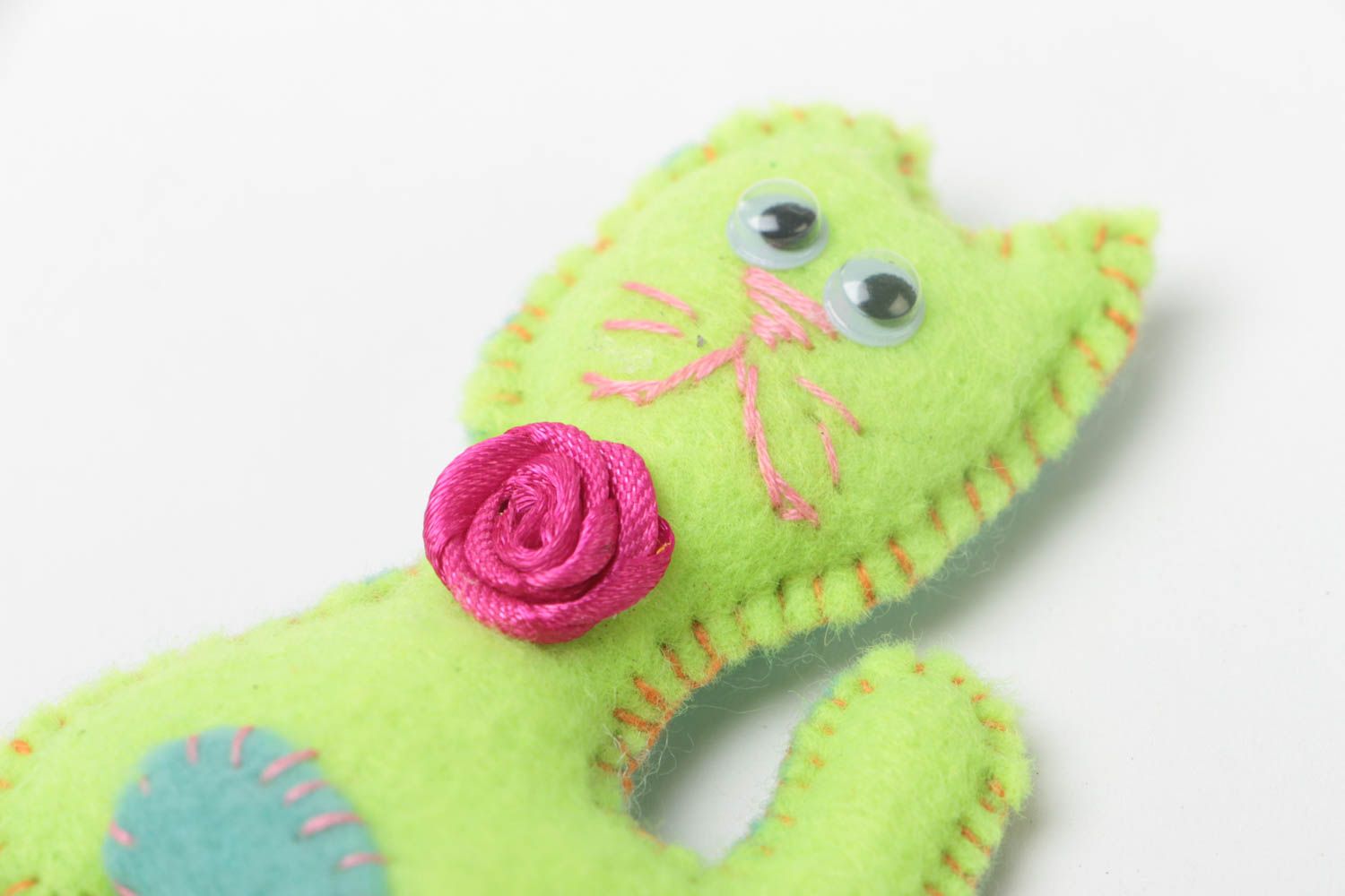 Joli jouet mou fait main chat vert clair en feutre cadeau pour enfant et décor photo 4