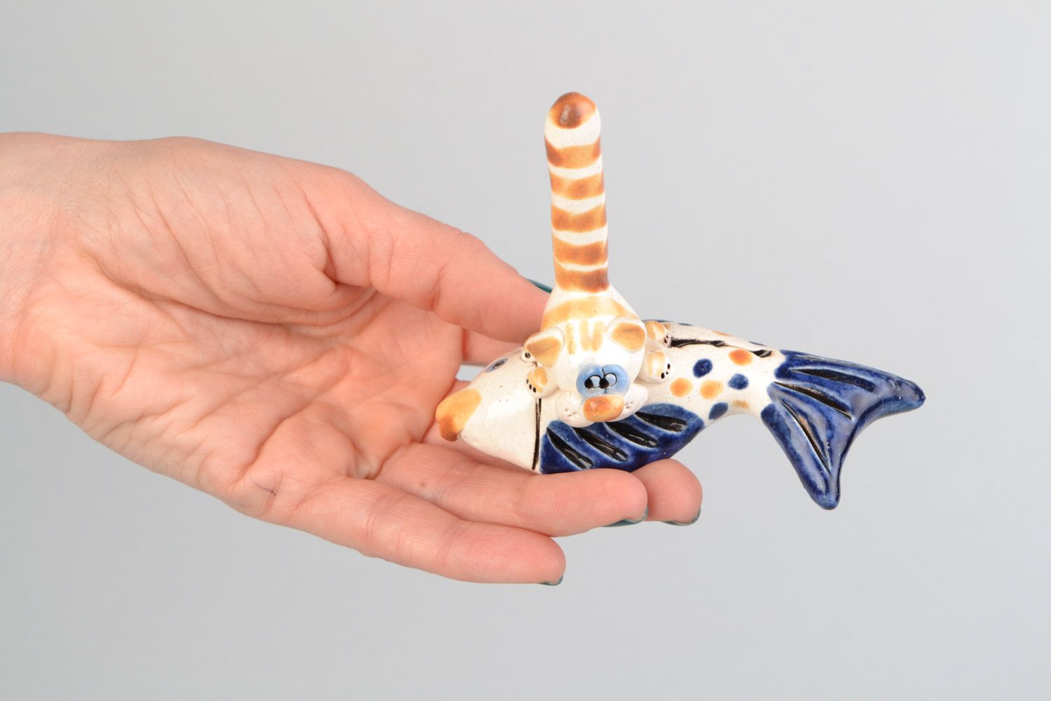 Керамическая статуэтка с росписью подставка для колец ручной работы кот с рыбкой фото 2