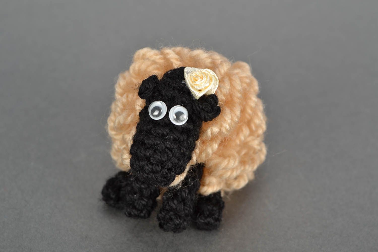 Handmade Kuscheltier Schaf gehäkelt foto 4