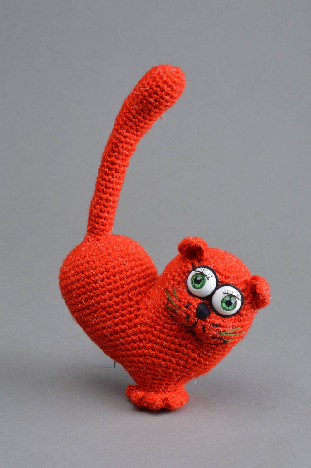 Дизайнерская игрушка ручной работы в виде кота вязаная крючком оригинальная фото 1