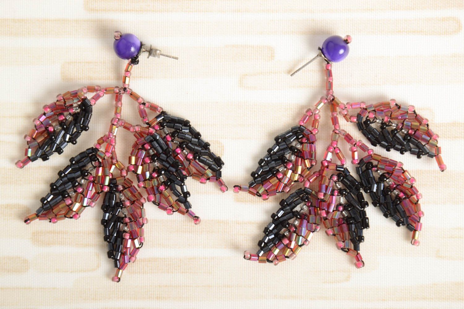Boucles d'oreilles pendantes Bijou fait main Accessoire femme feuilles rose noir photo 1