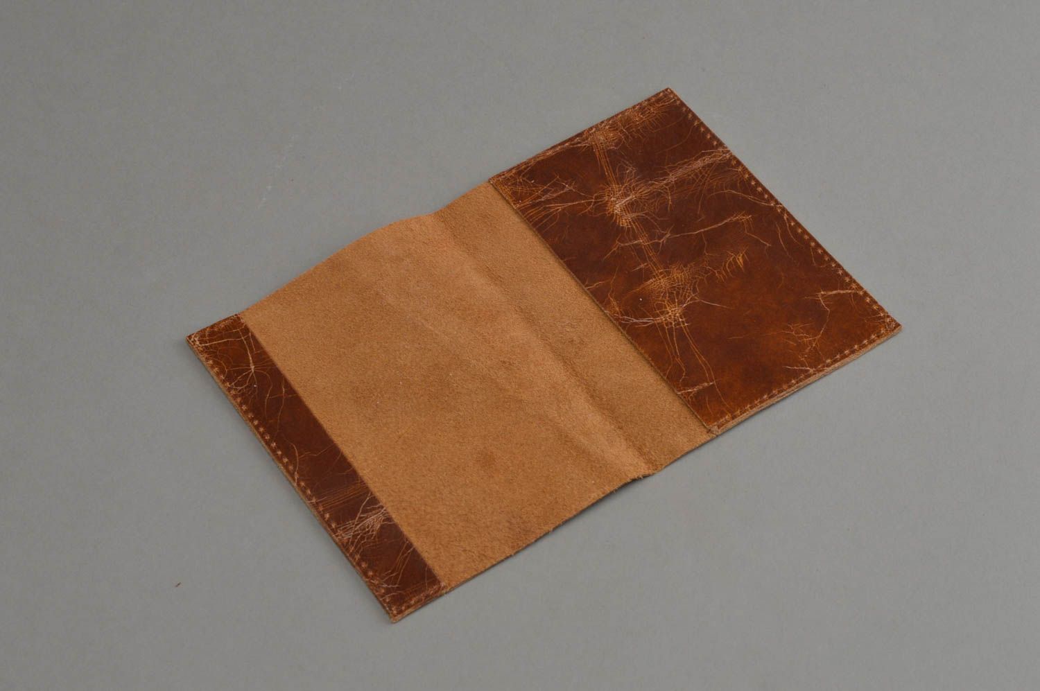 Porte-passeport en cuir fait main pour femme naturel design laconique brun photo 3