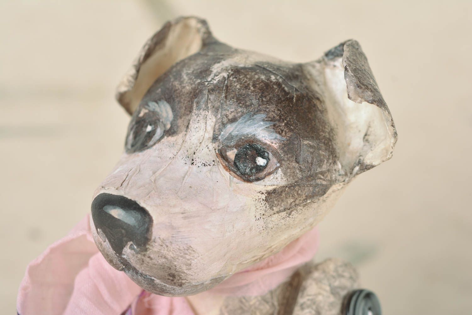 Juguete decorativo artesanal hecho a mano de cartón piedra con forma de perro foto 2