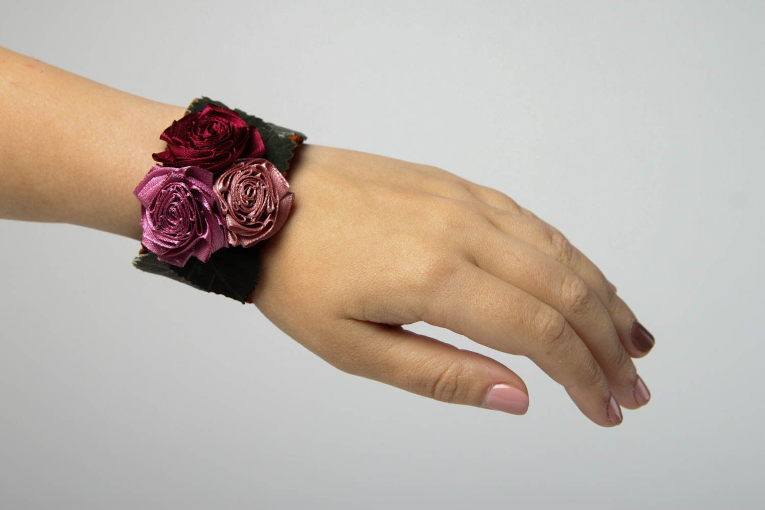 Handmade breites Lederarmband Armband mit Blumen Accessoire für Frauen schön foto 2