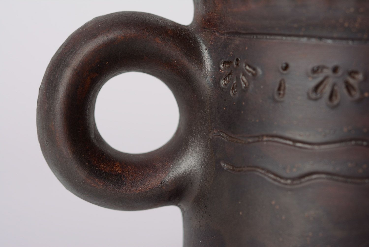 Tasse en céramique faite main marron avec motifs cadeau original avec anse photo 2