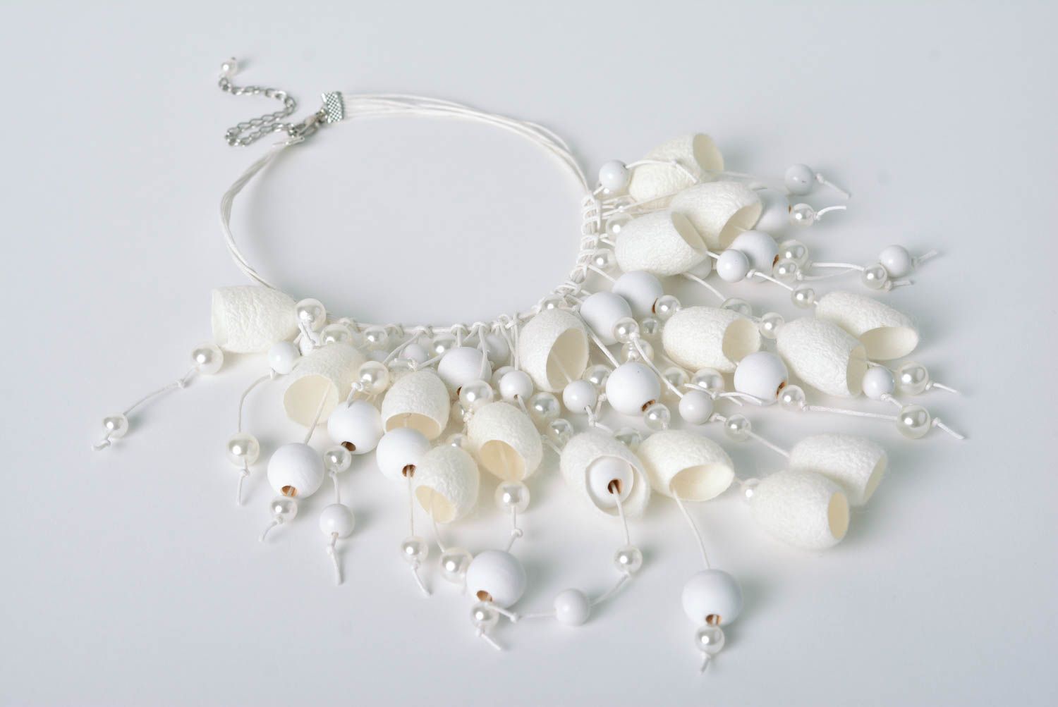 Collier design Bijou fait main perles originales Accessoire femme beau blanc photo 1