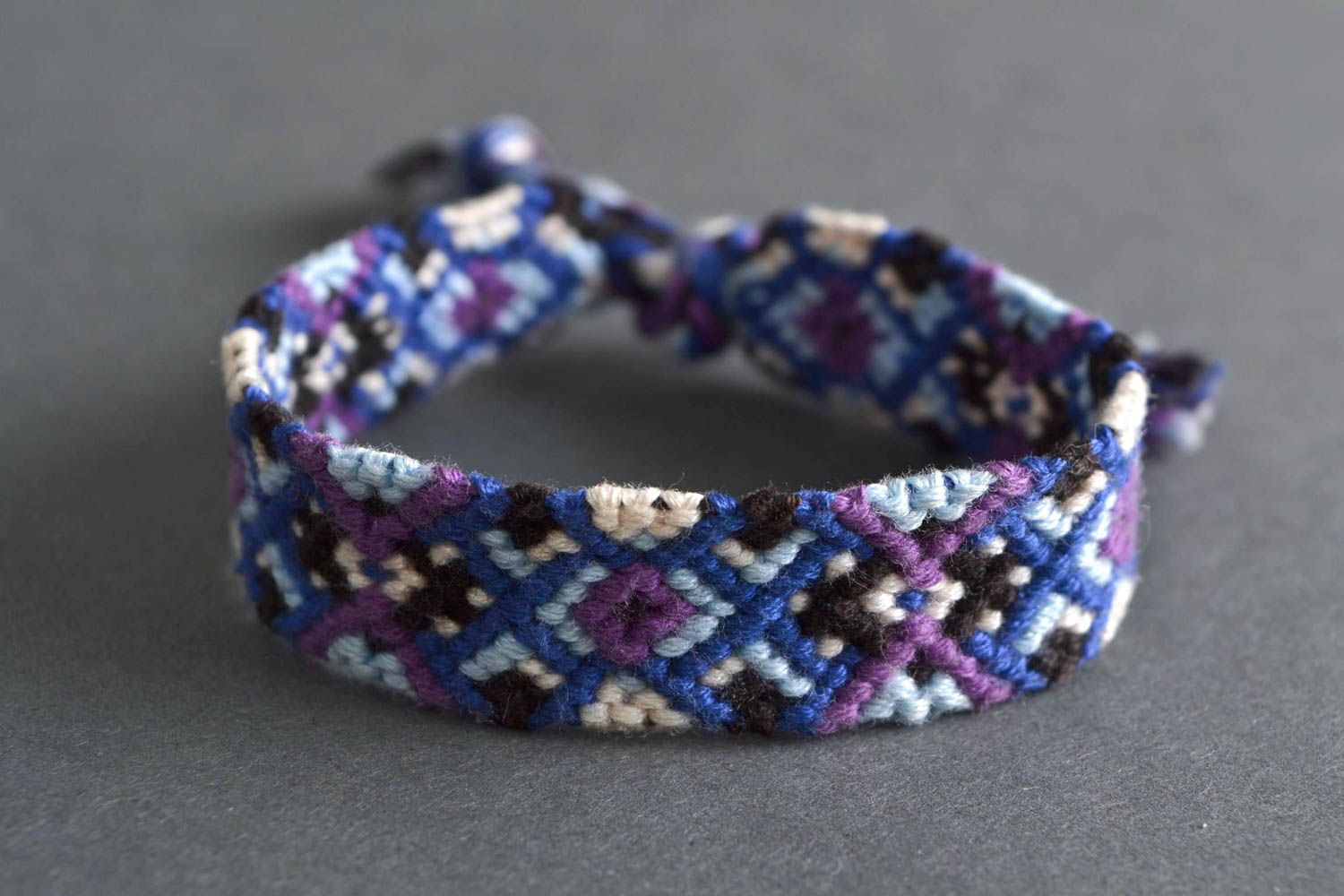 Bracelet en fils moulinés fait main multicolore à motif géométrique stylé photo 1