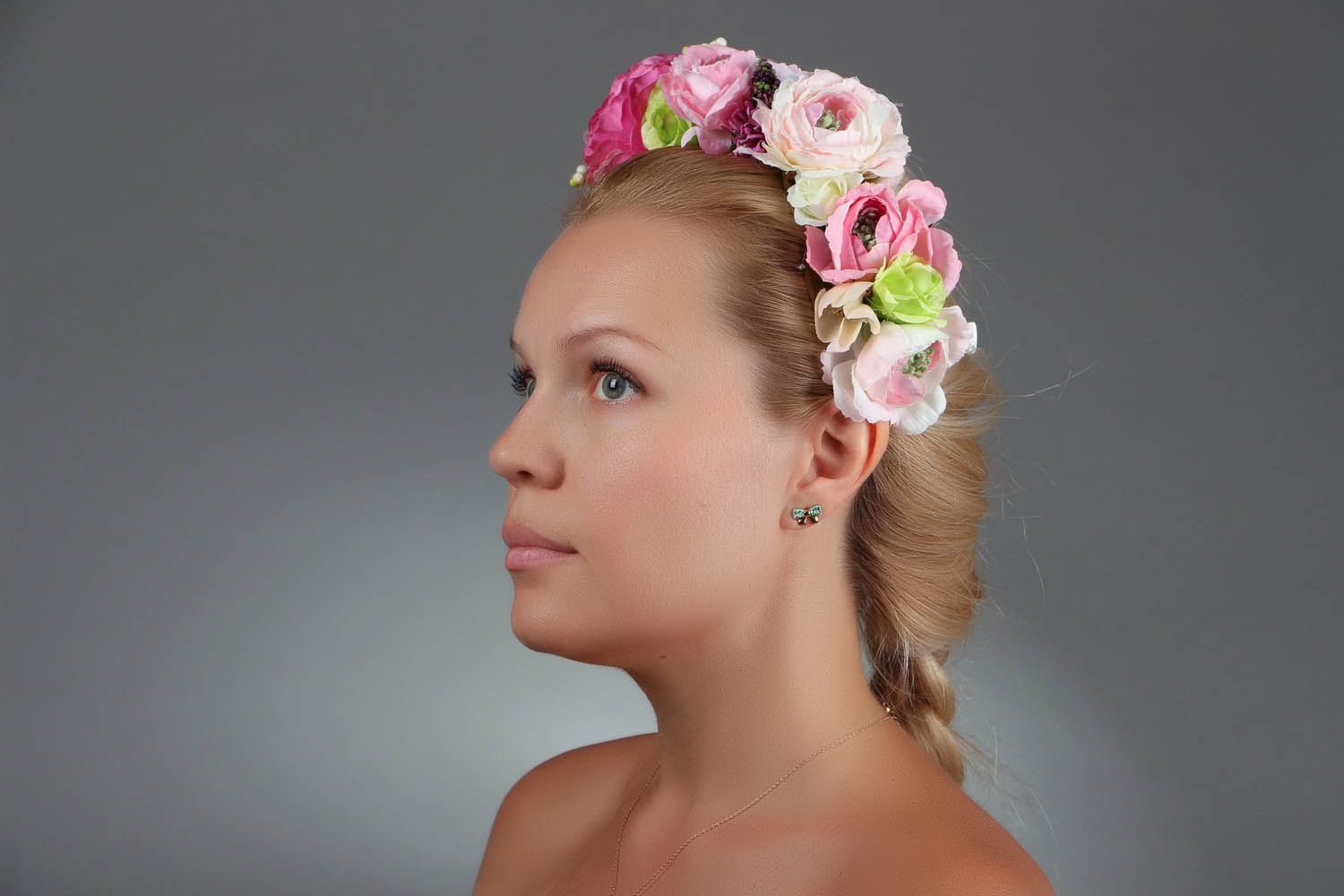 Headband made of flowers photo 2