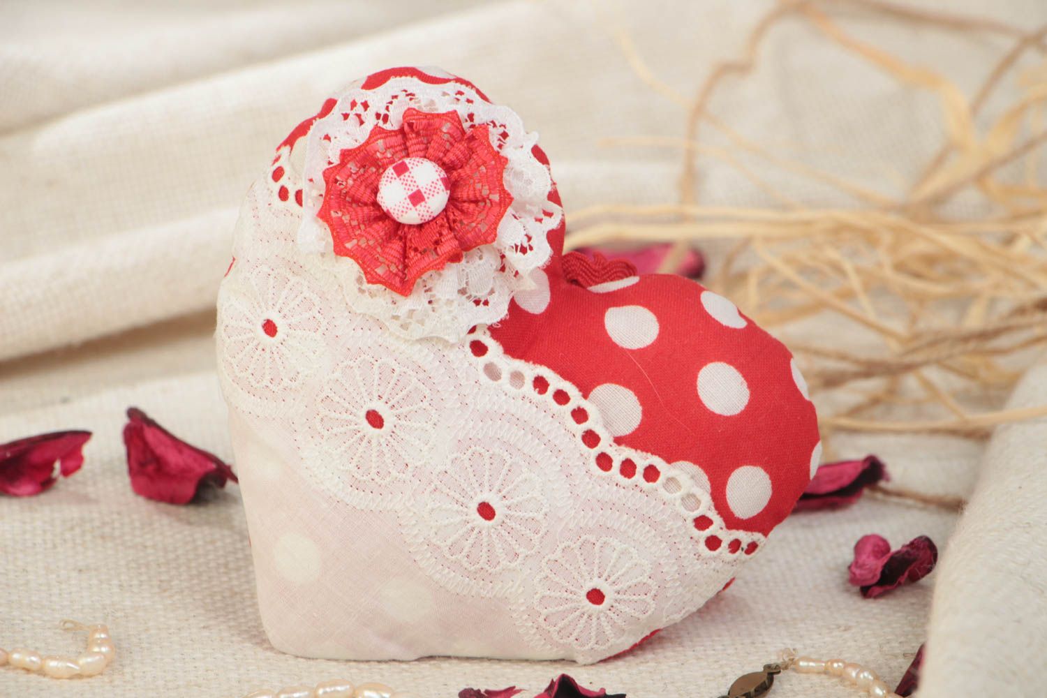 Романтическая подвеска для дома сердце ручной работы красное с кружевом на петельке фото 1