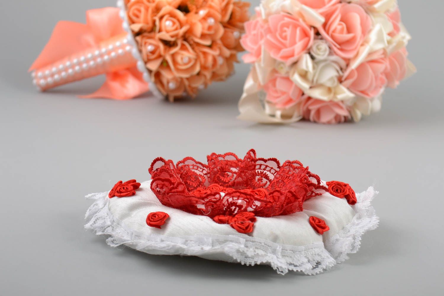 Свадебная подушечка для колец белая с красным круглая красивая ручной работы фото 5