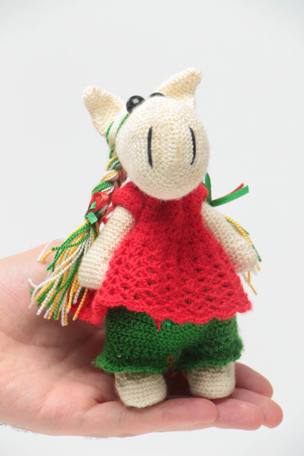 Doudou cheval tricoté au crochet en fils acryliques fait main en robe rouge photo 5