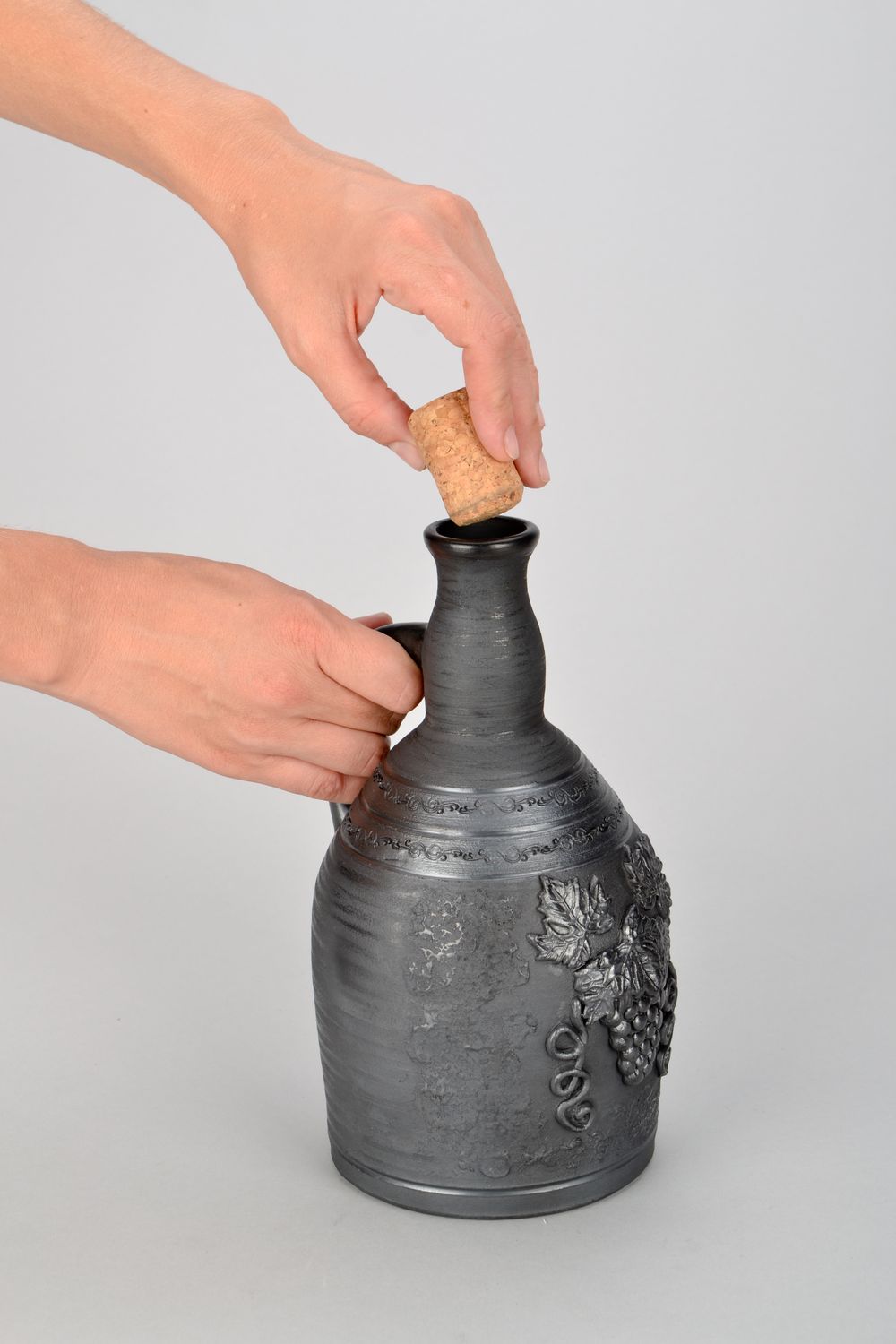 Cruche de vin en céramique faite main photo 2