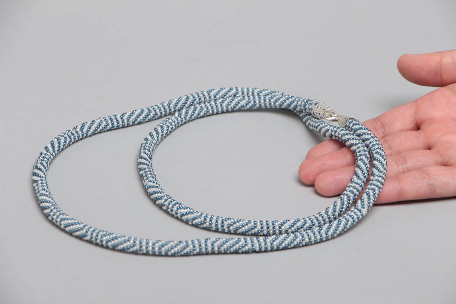 Collier spirale en perles de rocaille tchèques lariat fait main blanc bleu photo 5