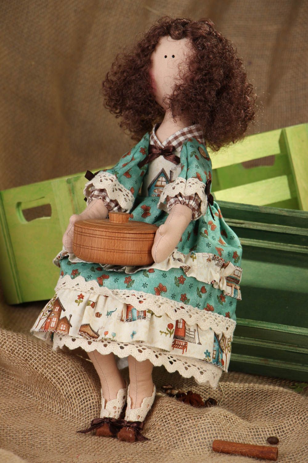 Авторская текстильная кукла со шкатулкой фото 5