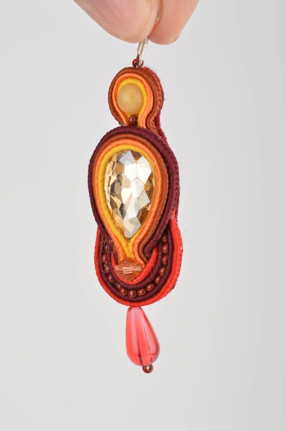 Grelle künstlerische Soutache Ohrringe in Bordeauxrot mit Kunstperlen und Fäden foto 3