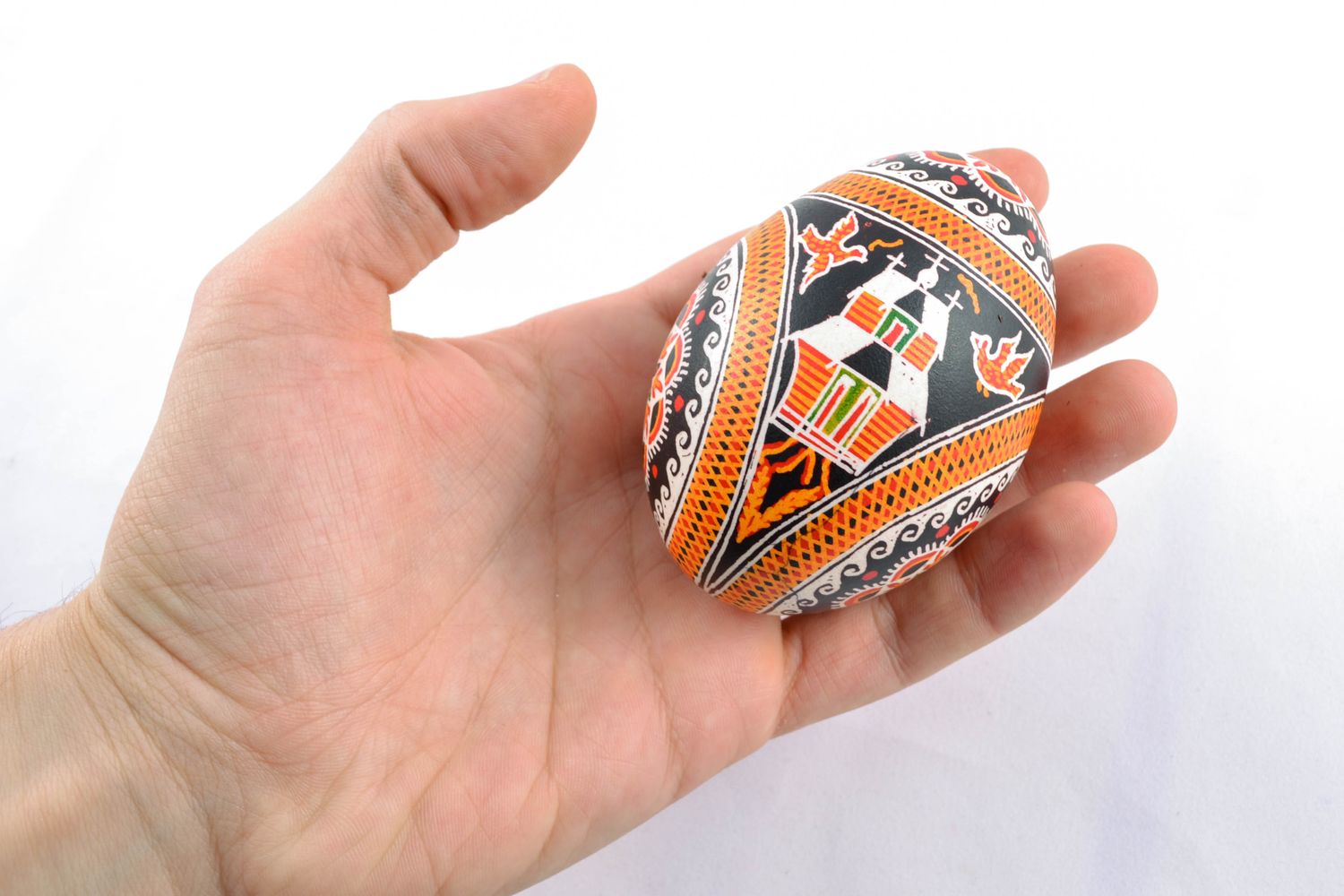 Huevo de Pascua con ornamentos hecho a mano foto 2