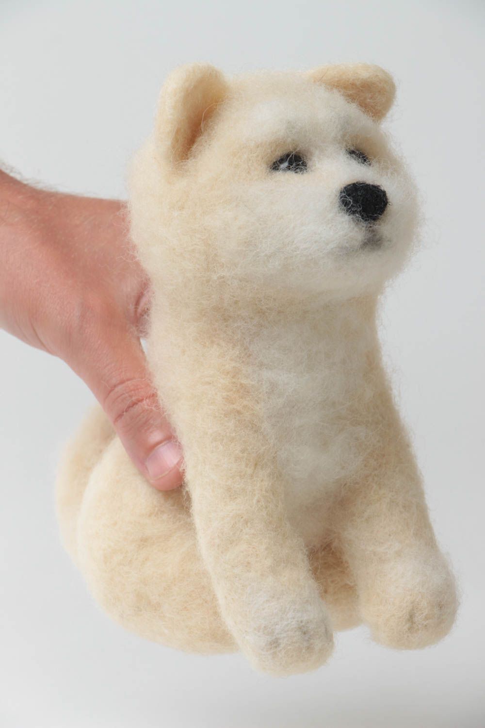 Juguete de lana hecho a mano con forma de perro beige en técnica de fieltro  foto 5