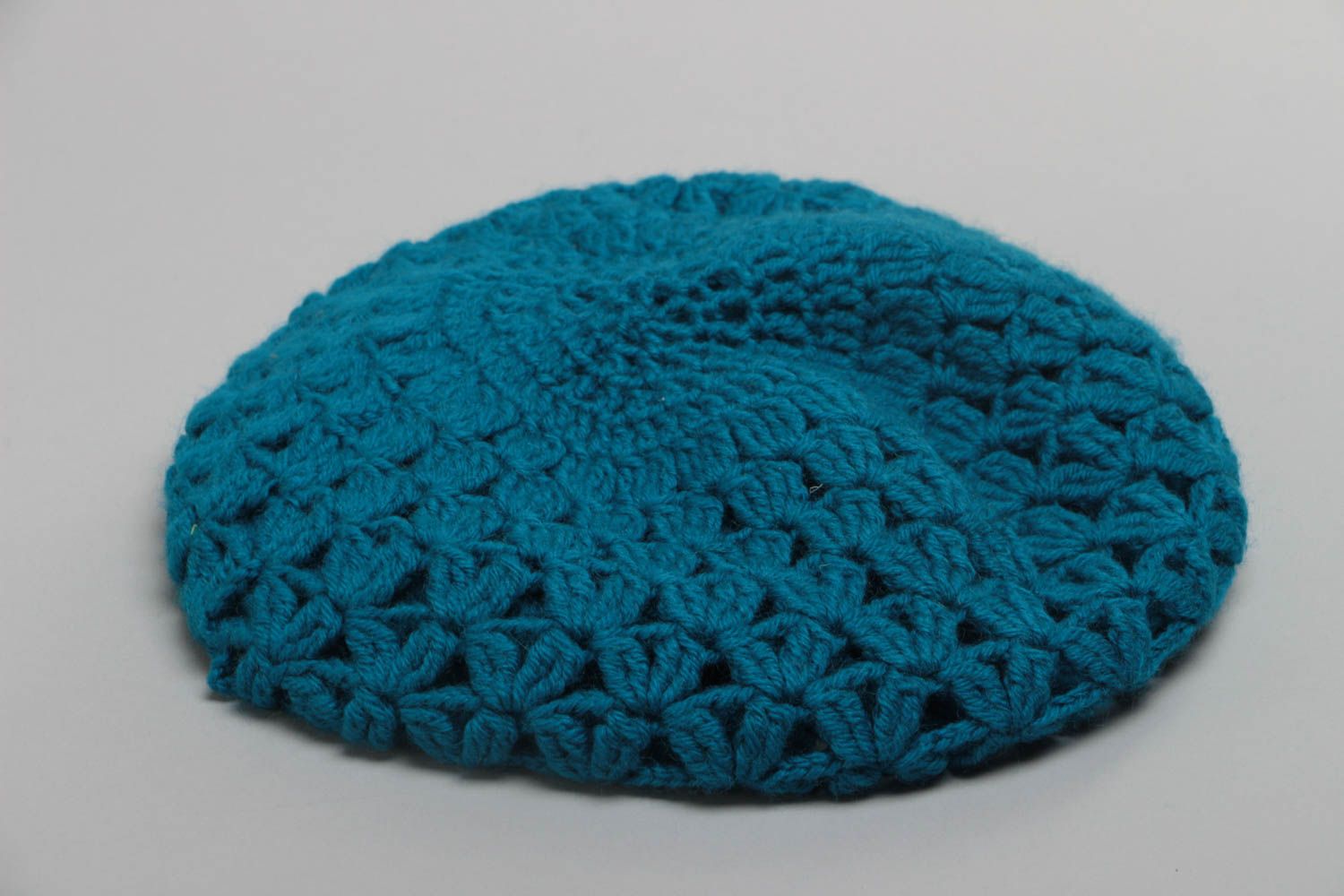 Béret tricoté en laine naturelle au crochet turquoise foncé ajouré fait main photo 3