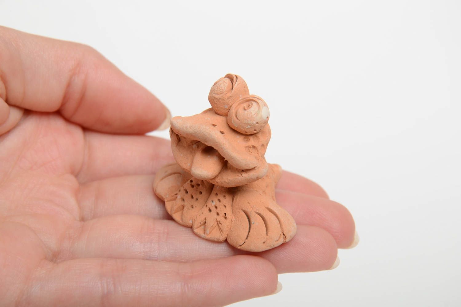 Оригинальная глиняная статуэтка лягушки ручной работы миниатюрная декоративная фото 5
