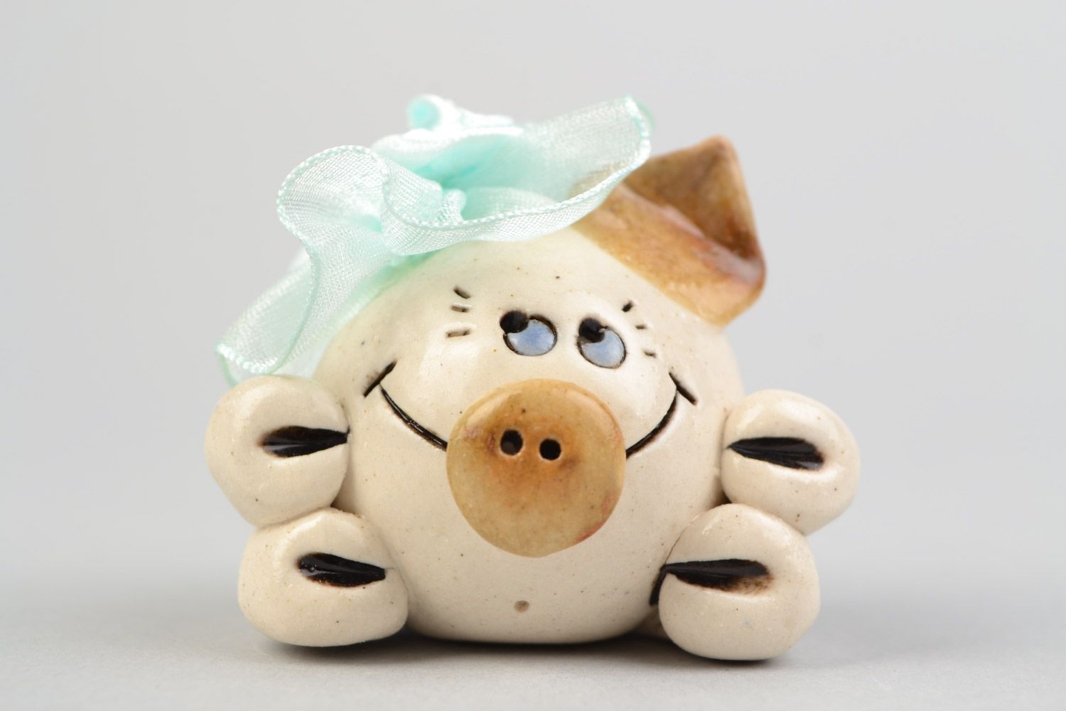 Kleine originelle Deko Figur aus Ton mit Glasur bemalt Schwein mit Blume foto 3