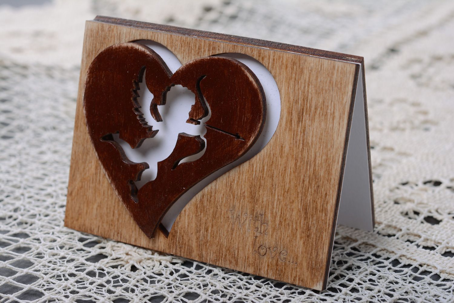 Petite carte de voeux en bois faite main originale romantique avec cupidon photo 1