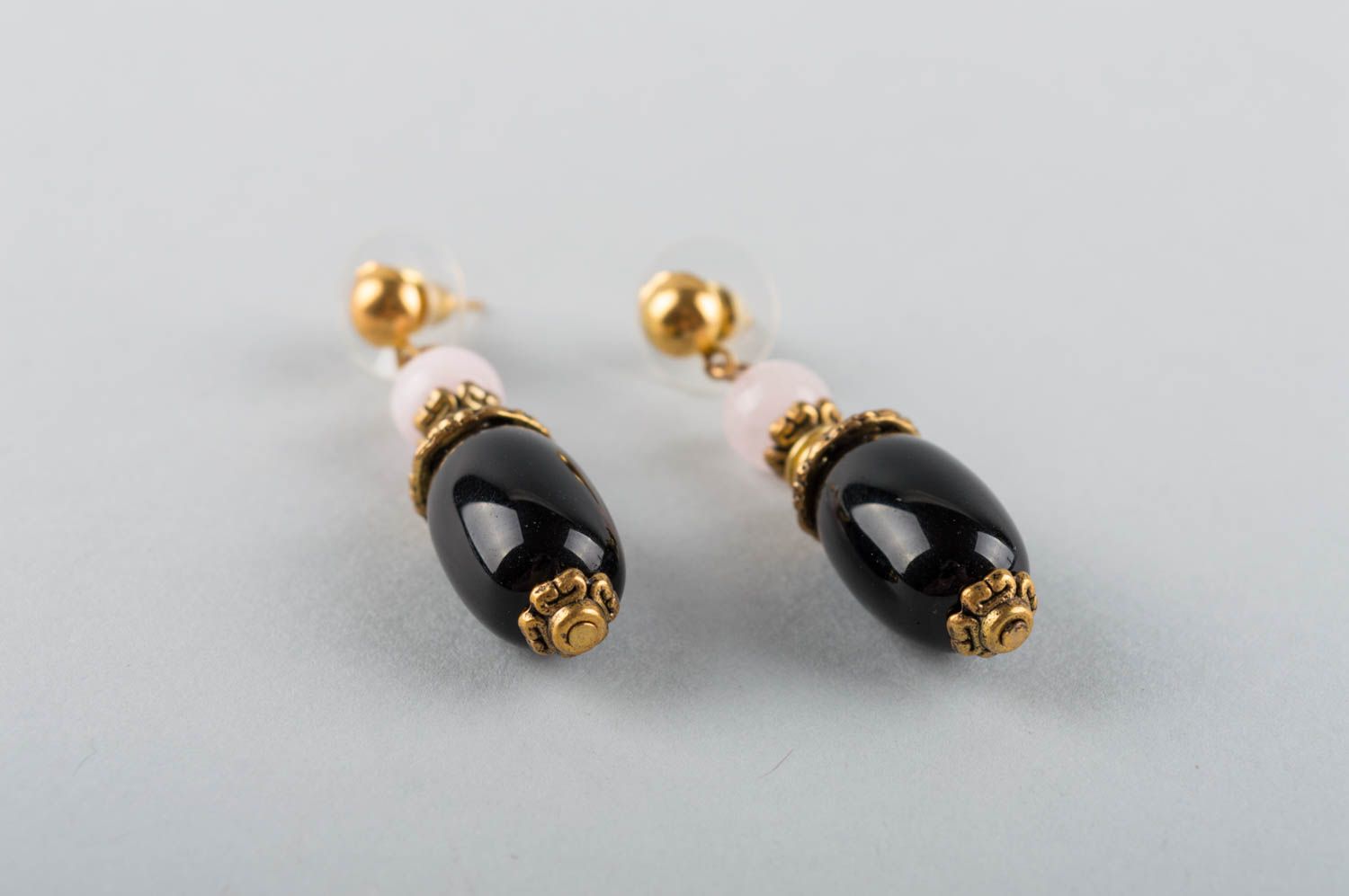 Elegante schwarze handgemachte Ohrringe mit Anhängern aus Nephritis und Messing foto 3