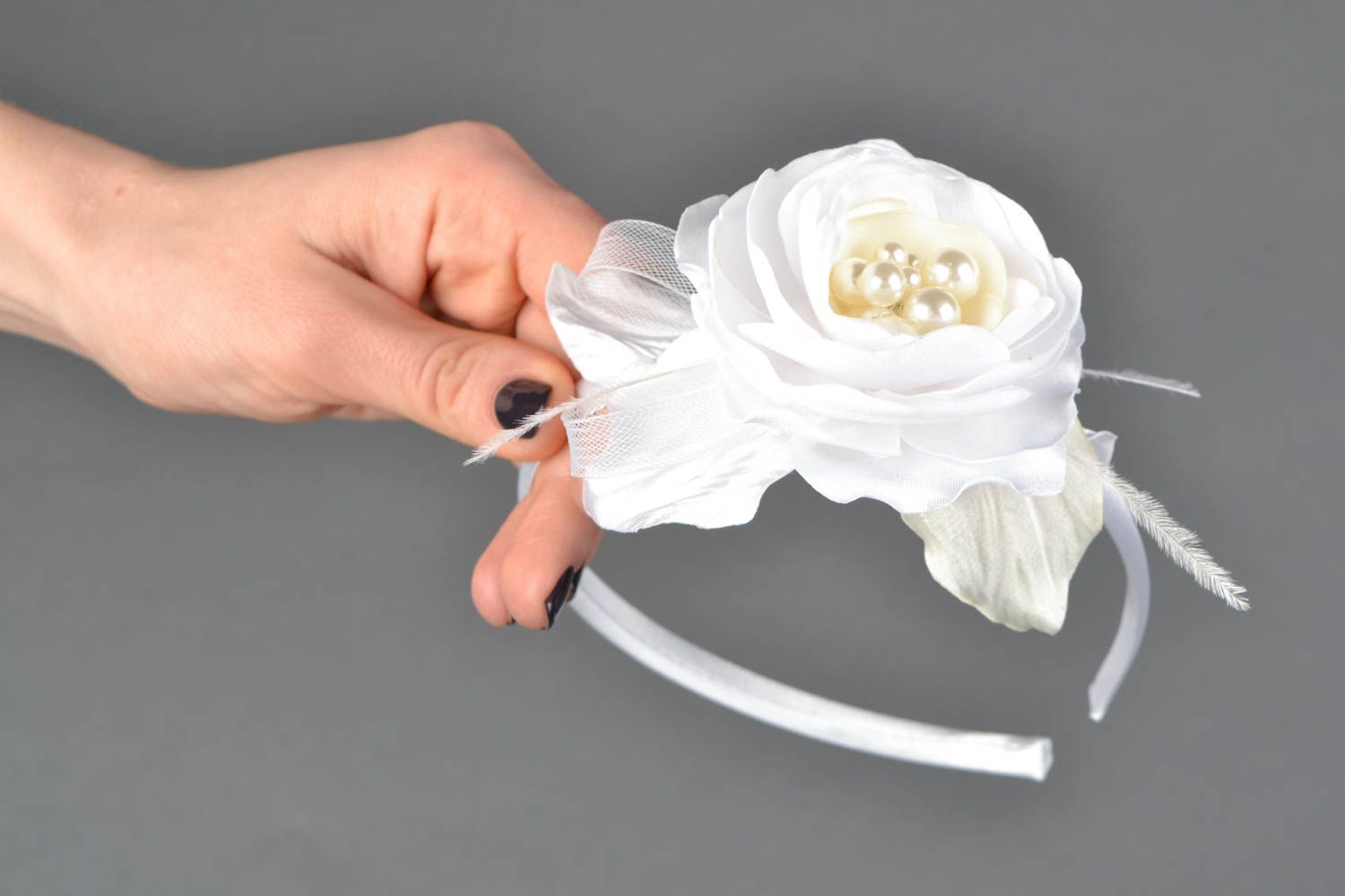 Serre-tête fleur blanche en satin étroit fait main accessoire pour femme photo 1