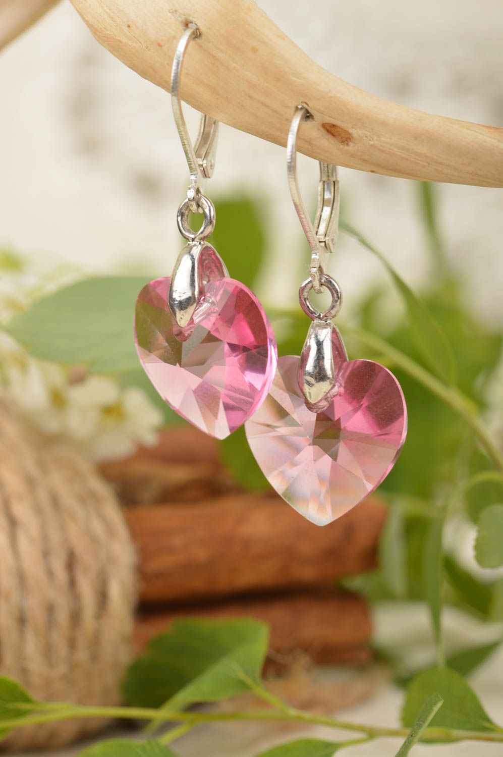 Серьги с кристаллами в виде сердечек розовые нежные изысканные ручной работы фото 1