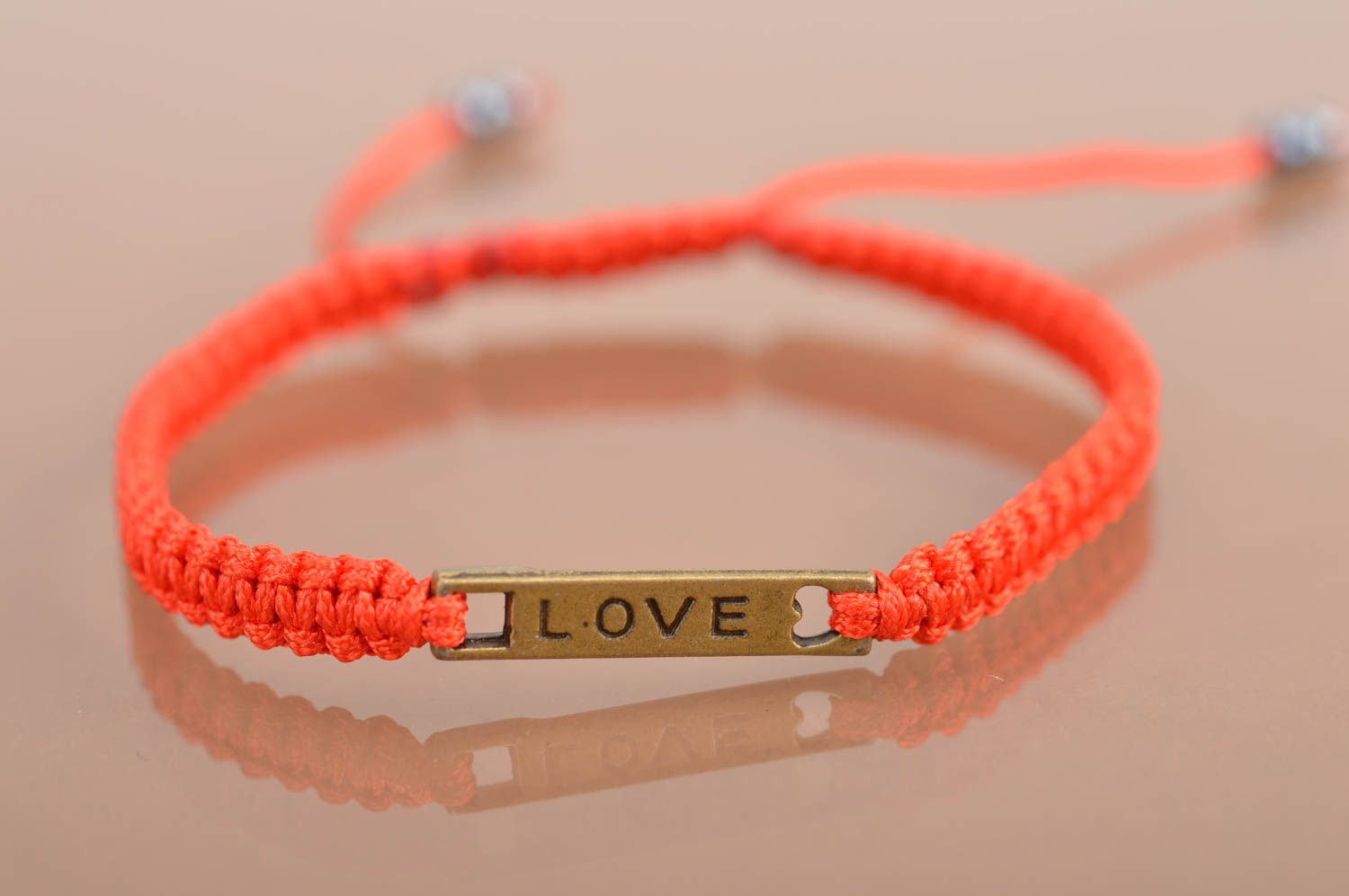 Bracelet fait main rouge en fils de soie avec avec élément métallique Love photo 5