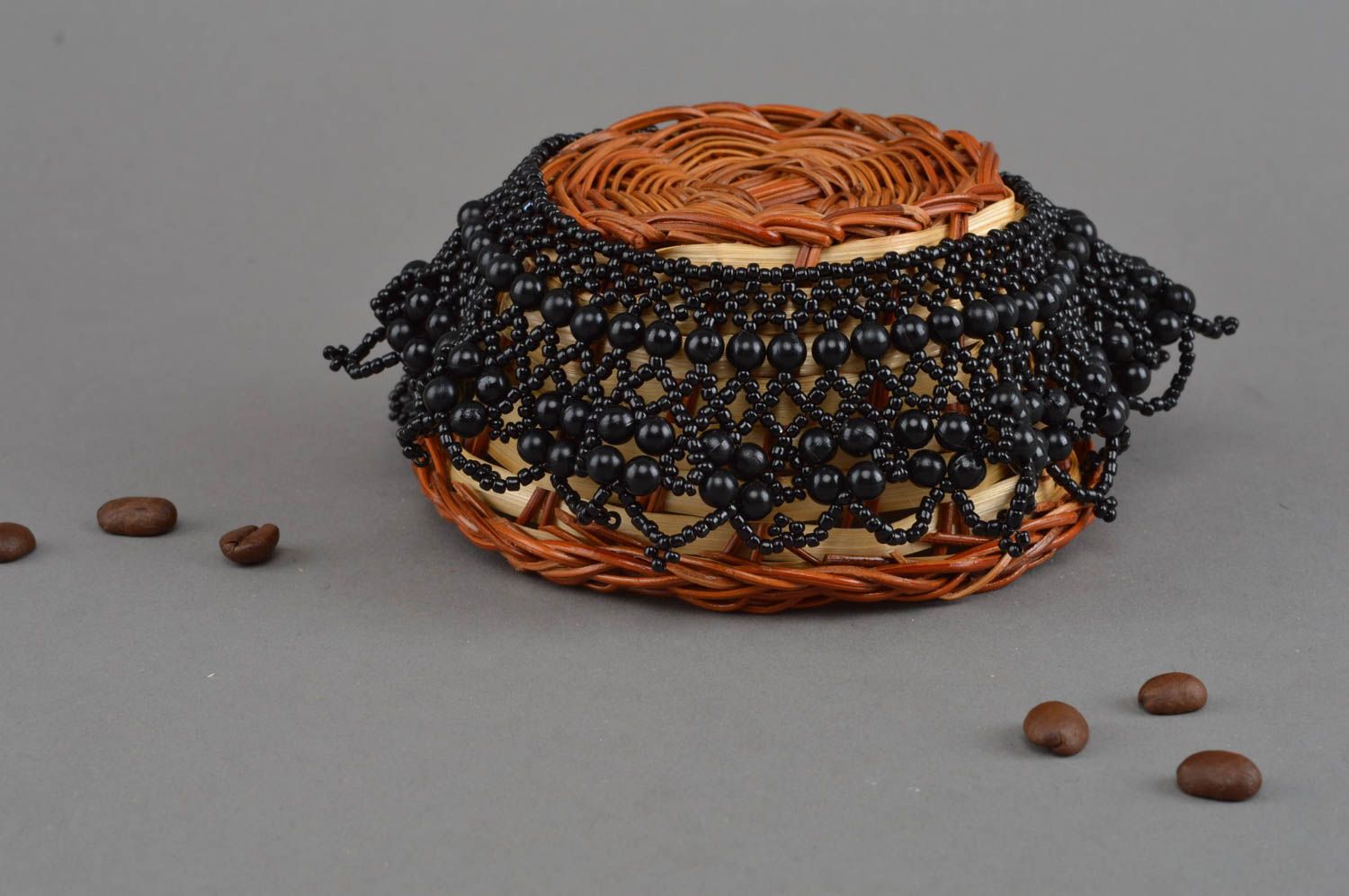 Ожерелье из бисера и бусин ручной работы черного цвета красивое ажурное  фото 1