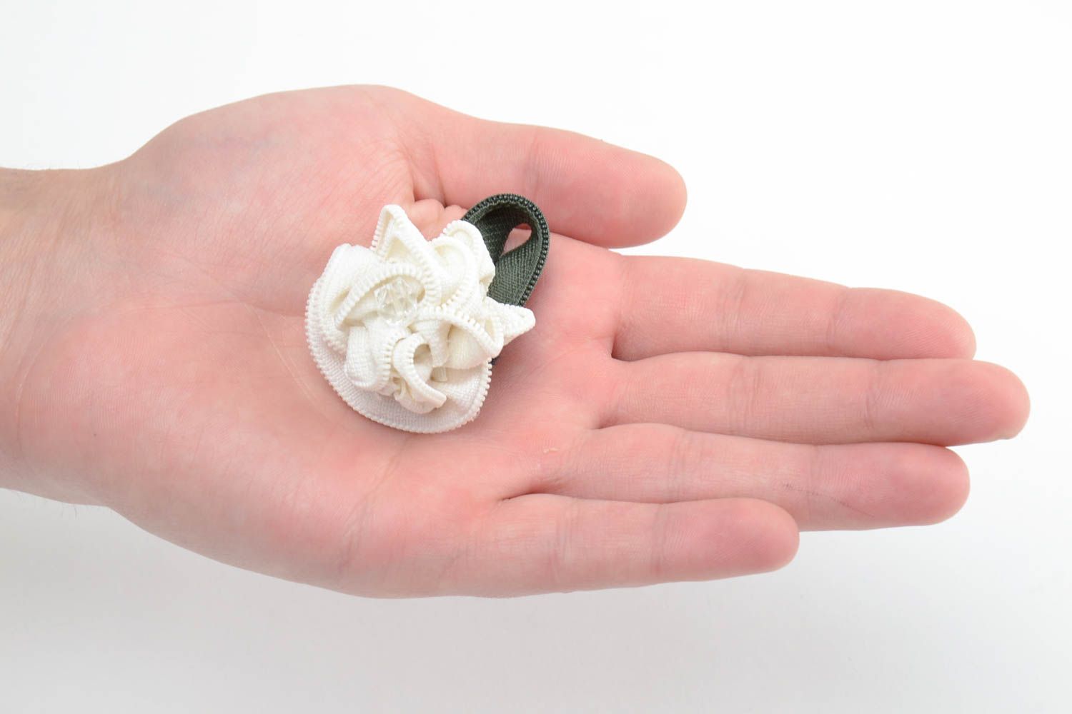 Broche artesanal con forma de flor de cremallera voluminoso blanquinegro  foto 5