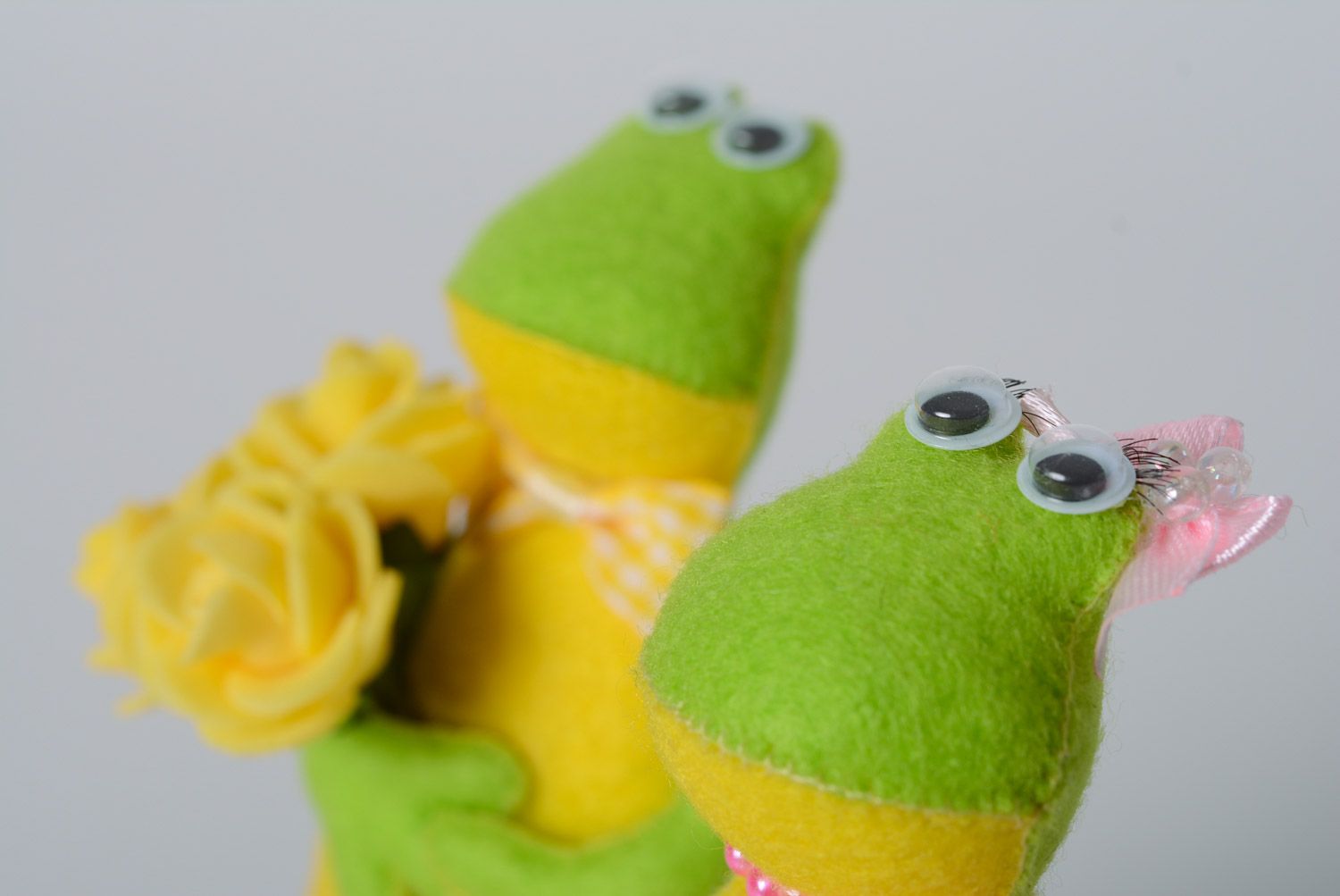 Petites peluches en feutre vert-jaune grenouilles faites main 2 pièces photo 2