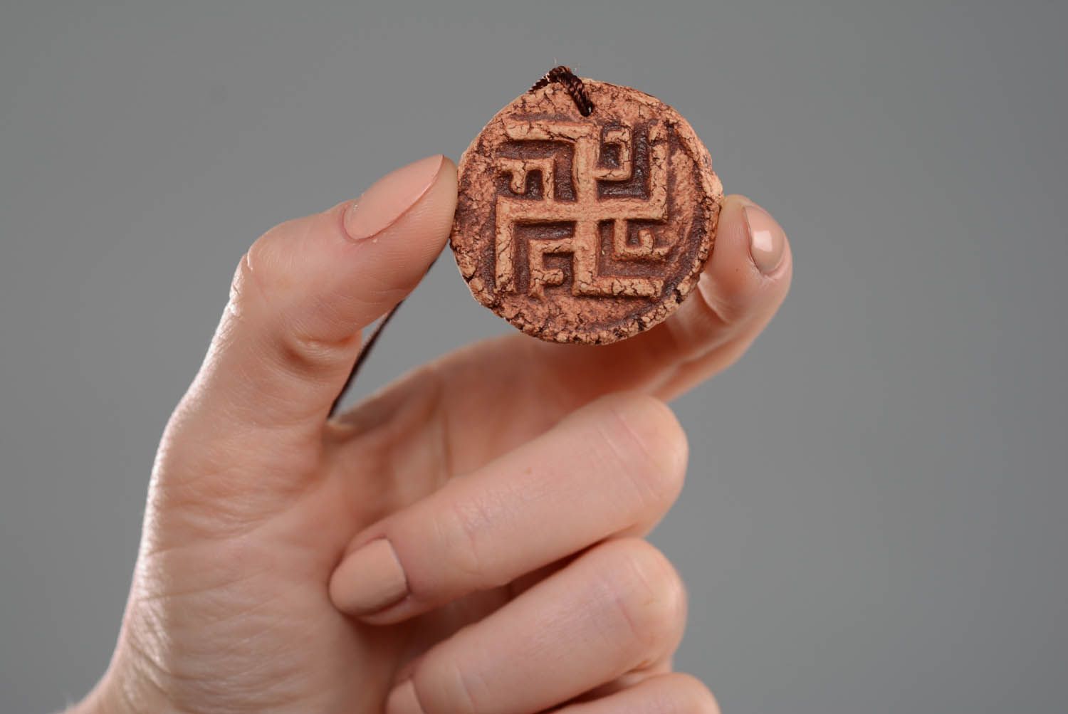 Pingente talismã acessório de pescoço feito à mão amuleto eslavo de cerâmica Marichka foto 2