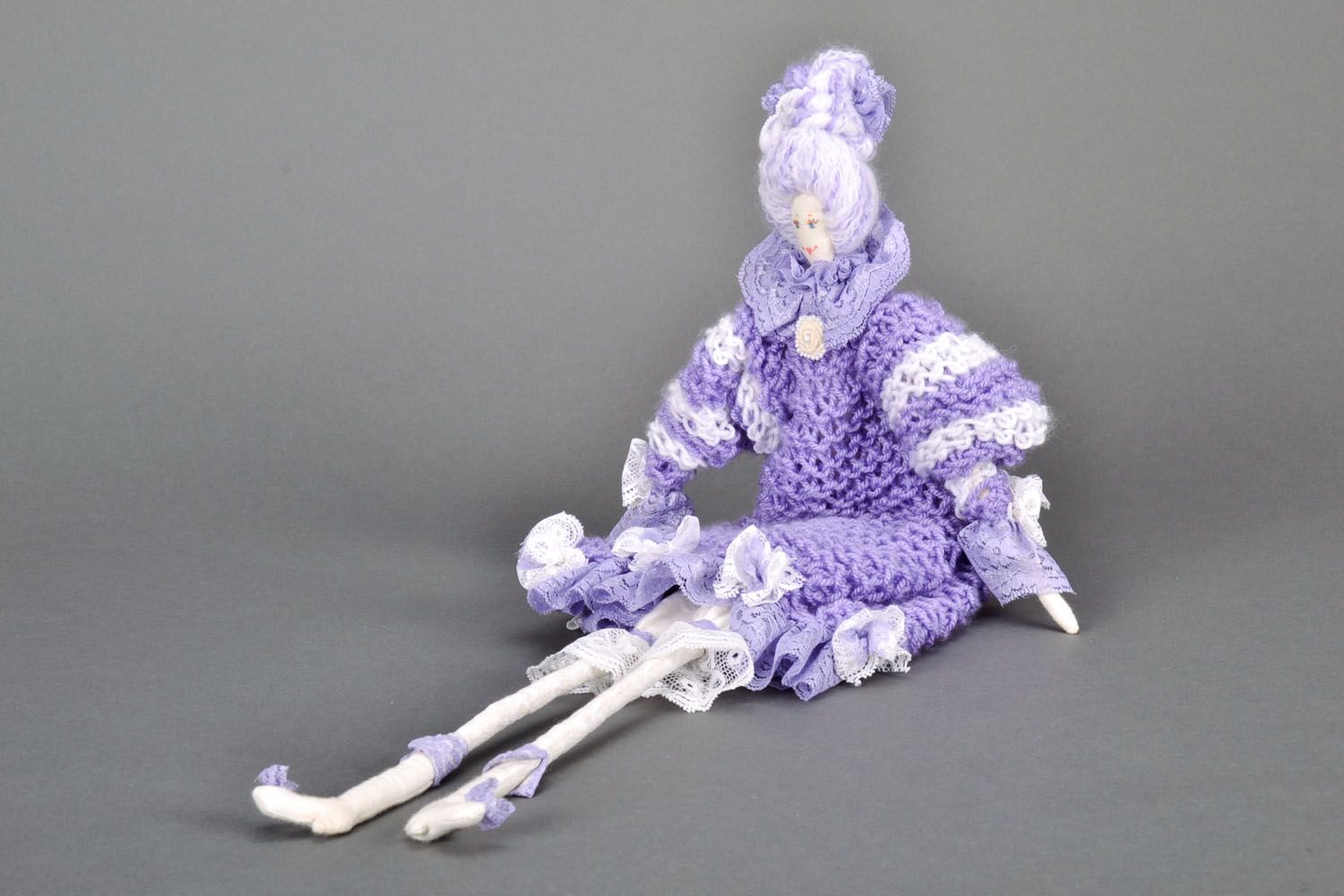 Boneca de interior tricotada com agulhas foto 4