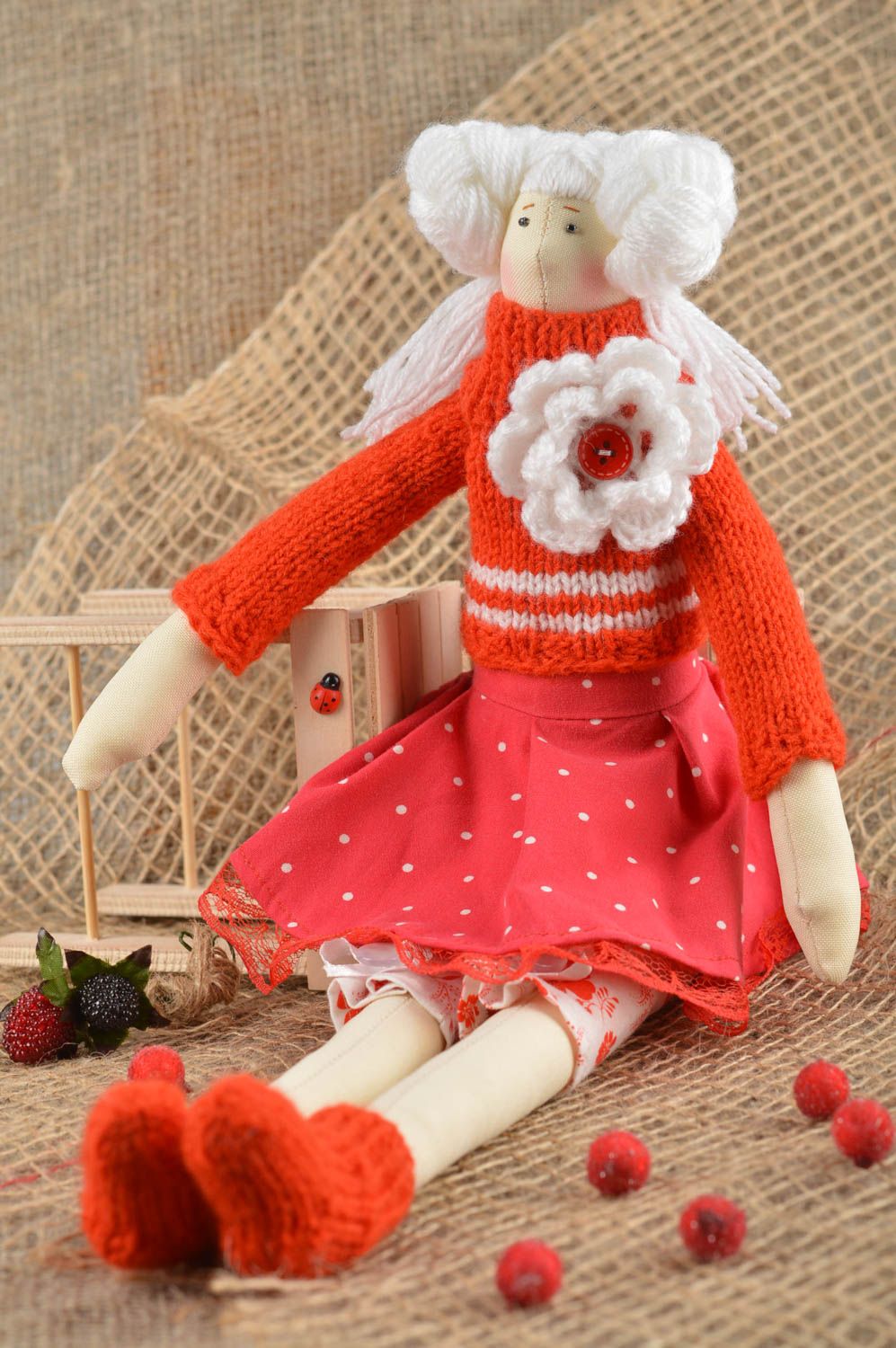 Кукла ручной работы кукла из ткани с белыми волосами мягкая кукла в красном фото 1