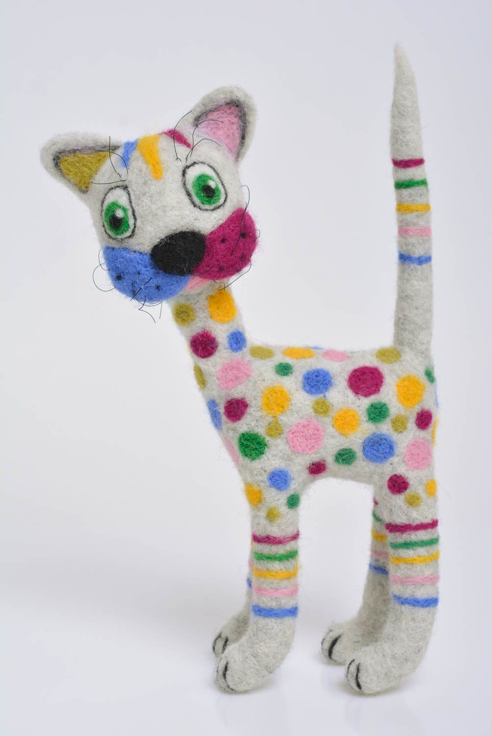 Смешная игрушка кот из валяной шерсти разноцветный ручной работы для детей фото 1