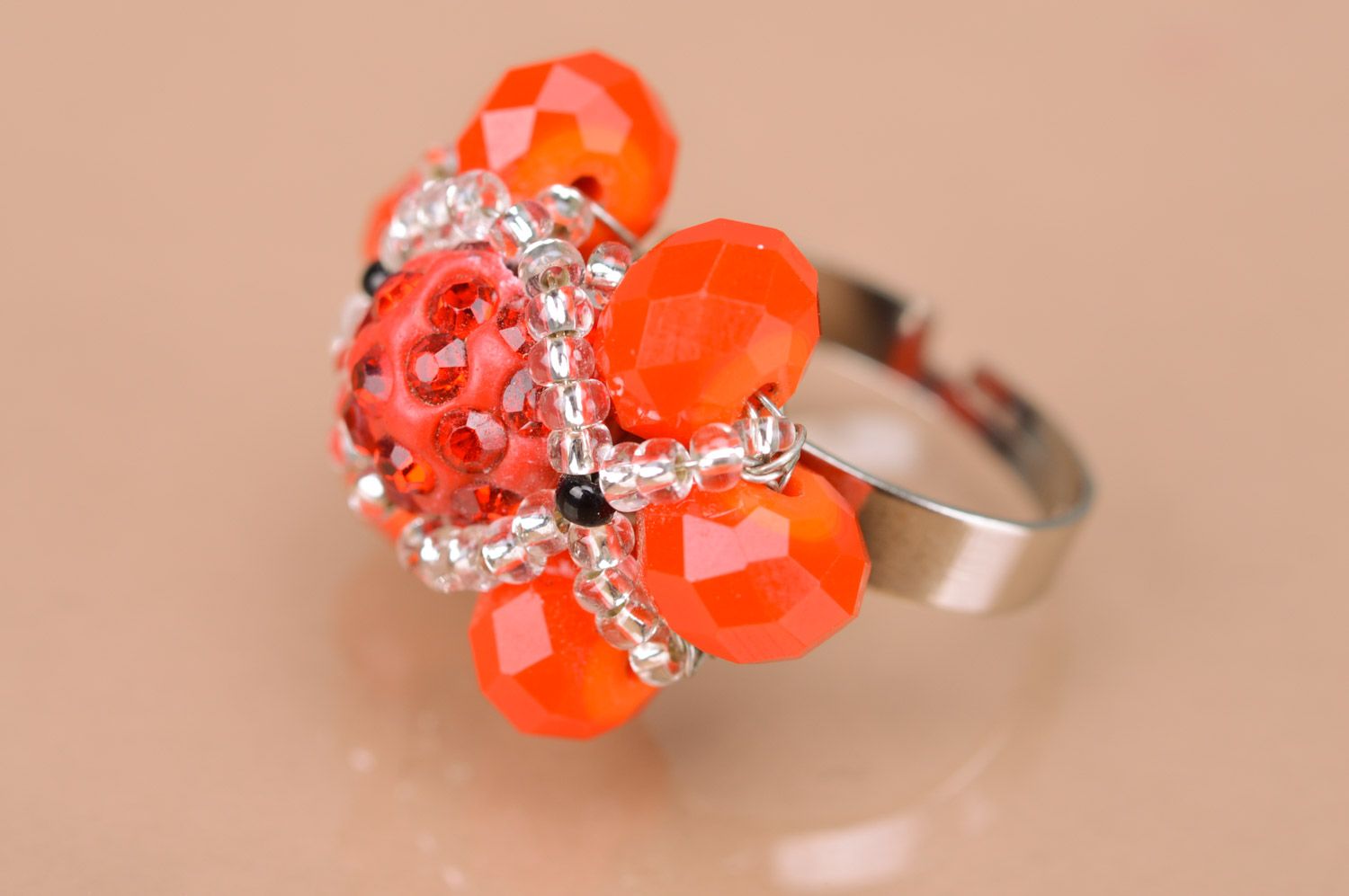Объемное кольцо из бисера и бусин ручной работы красное с белым нарядное женское фото 5