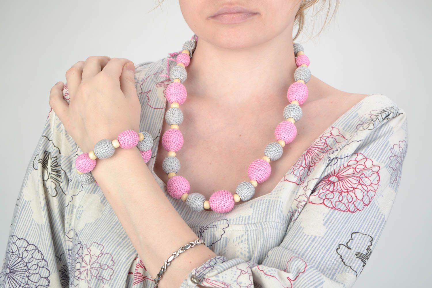 Ensemble de bijoux textiles gris-rose faits main originaux pour femme 2 pièces photo 1