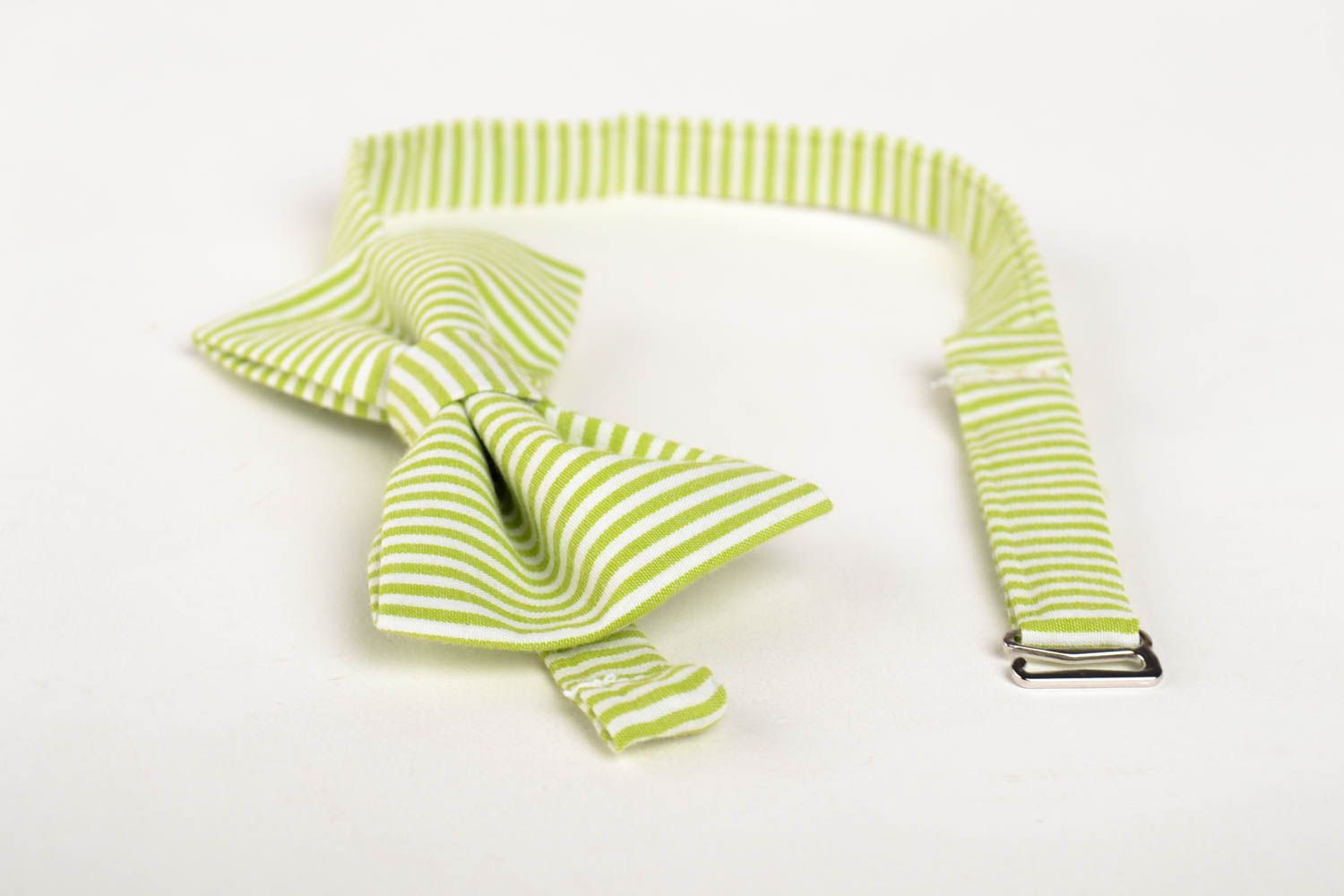 Corbata de lazo artesanal pajarita moderna verde a rayas accesorio unisex foto 4