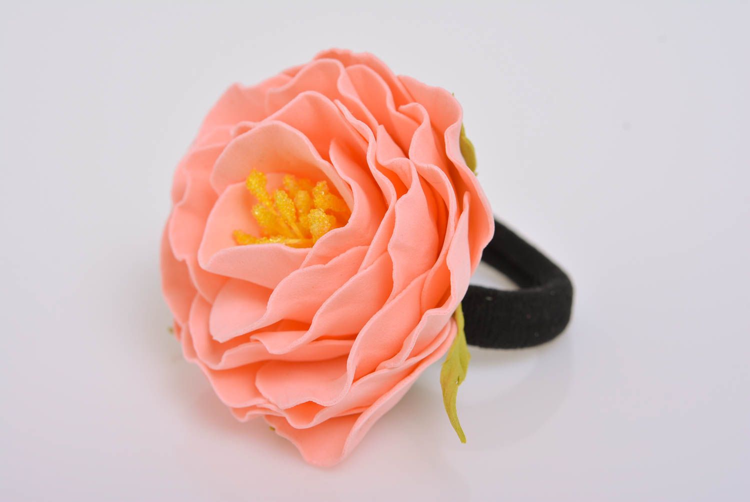 Красивая розовая резинка для волос с цветком из пластичной замши ручной работы фото 1