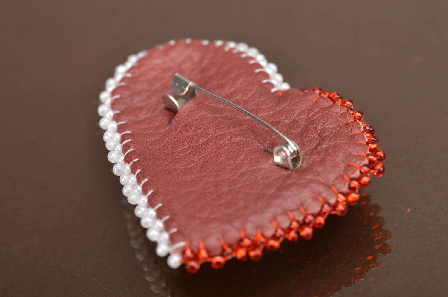Herz Brosche aus Glasperlen weiß rot schön künstlerisch handmade Schmuck  foto 5